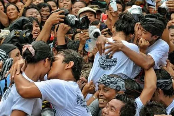 Omed‑omedan, Ritual Ciuman Rakyat untuk Menyambut Tahun Baru Saka di Denpasar