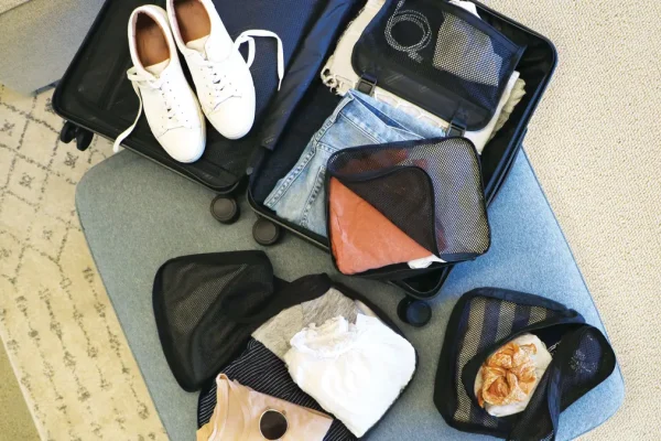 Gunakan Koper Mini atau Tas Kecil Tambahan, Tips Praktis untuk Perjalanan Ringkas