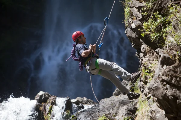 Abseiling, Petualangan Menantang Adrenalin di Tebing Curam