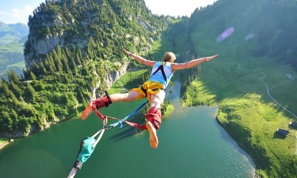 Bungee Jumping, Sensasi Melompat ke Adrenalin di Ujung Tali