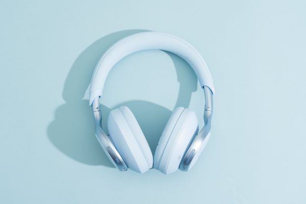Headphone Noise-Cancelling, Solusi Cerdas Fokus di Tengah Keramaian saat Traveling
