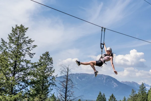 Mengenal Zipline, Petualangan Ekstrem yang Memacu Adrenalin
