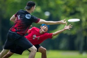 Bermain Frisbee, Olahraga Santai yang Bikin Ketagihan di Taman Kota