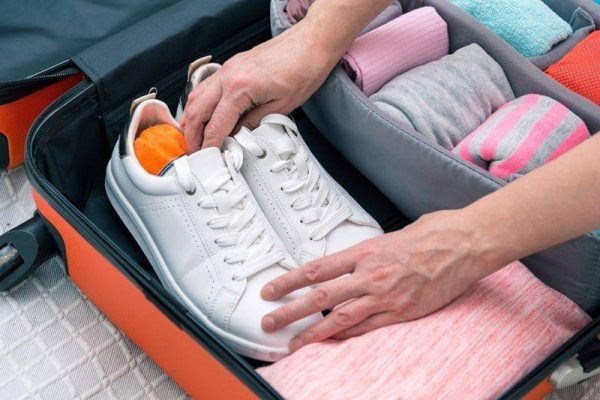Gunakan Sepatu Sebagai Ruang Simpan Pintar Saat Packing