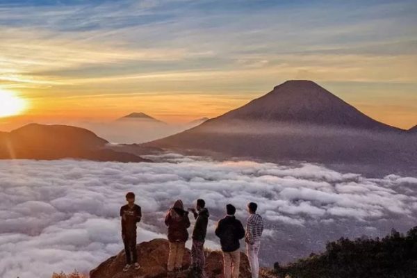 Menjelajah Bukit Sikunir, Sunrise Epik untuk Solo Traveler di Dieng